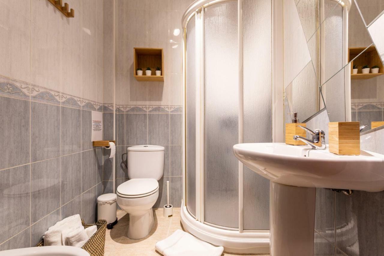 Serva La Bari Shared Apartment Siviglia Esterno foto