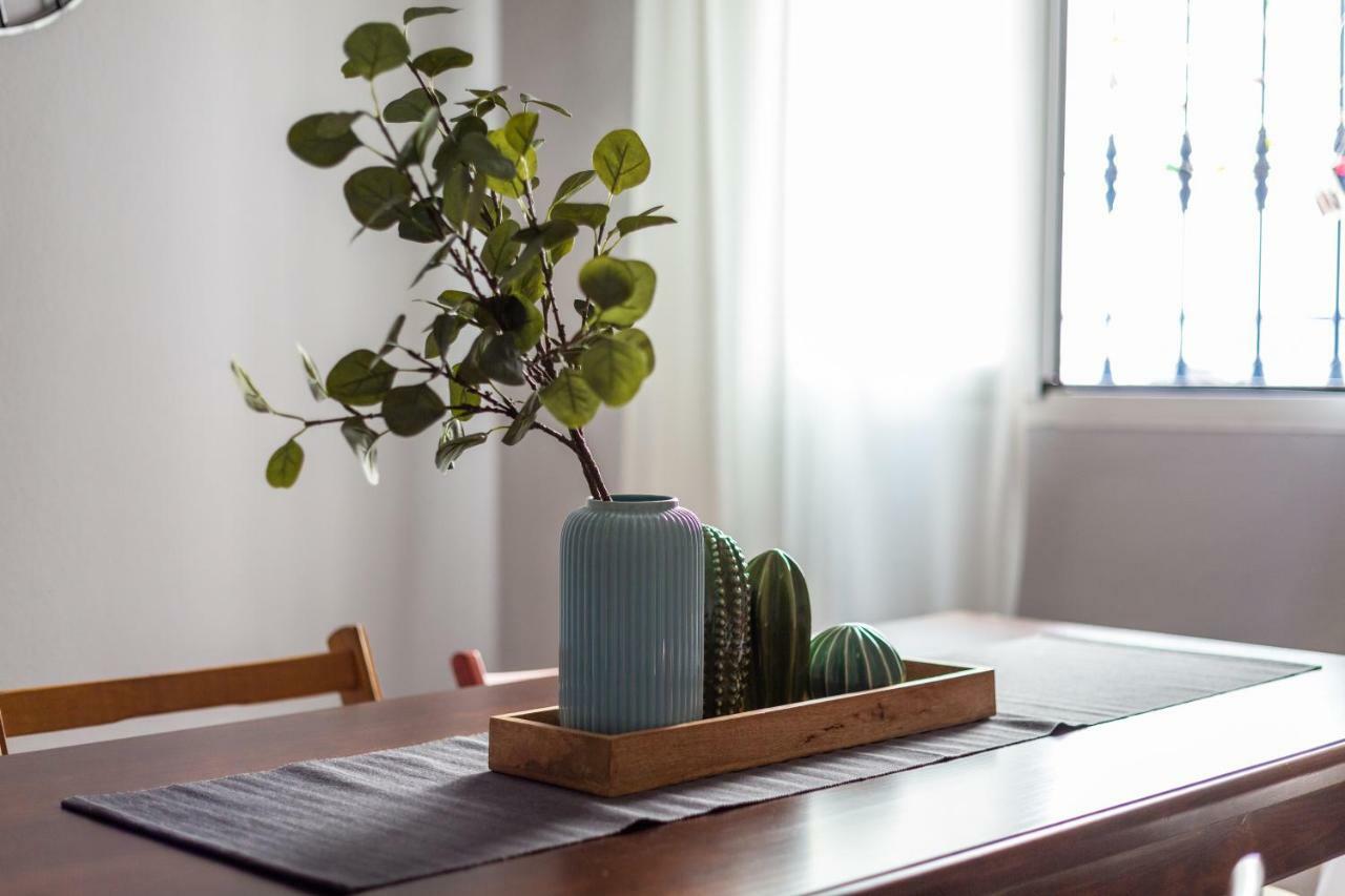 Serva La Bari Shared Apartment Siviglia Esterno foto