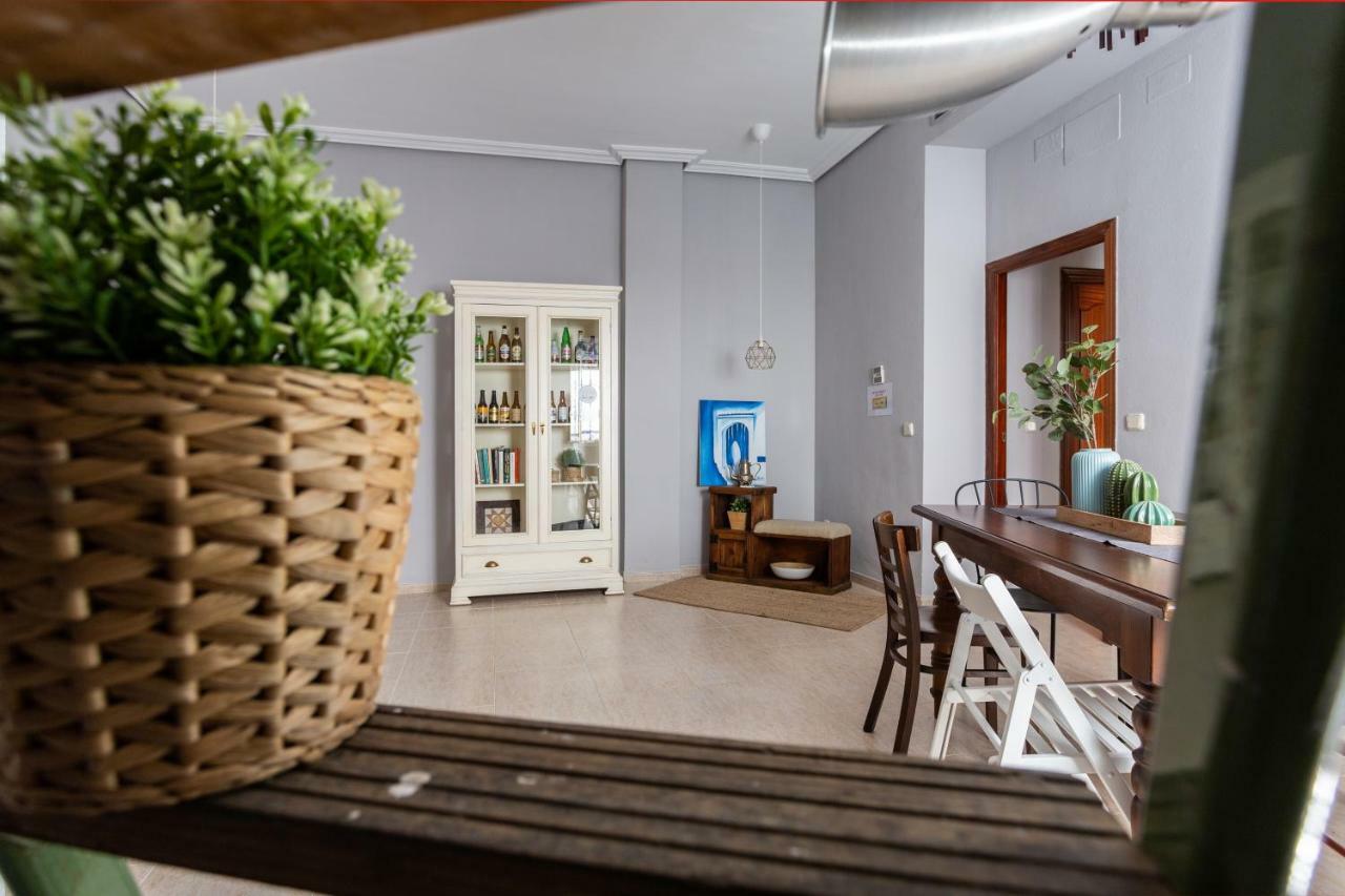 Serva La Bari Shared Apartment Siviglia Esterno foto
