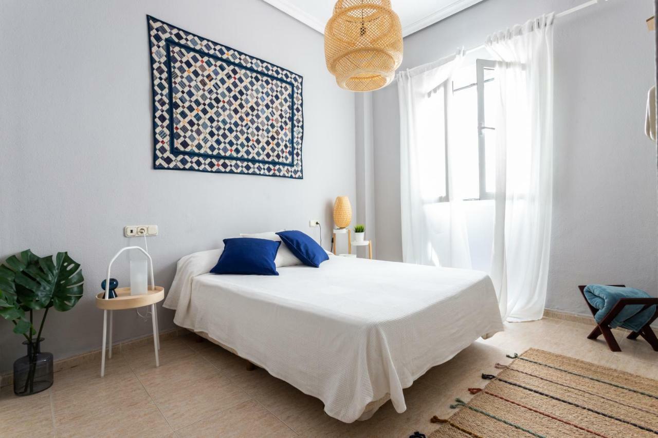 Serva La Bari Shared Apartment Siviglia Esterno foto