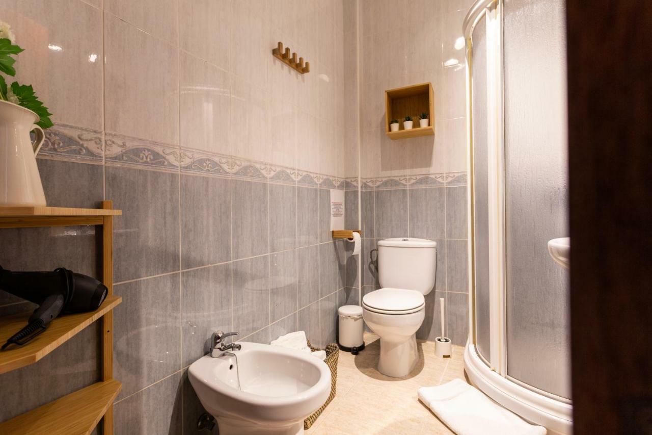 Serva La Bari Shared Apartment Siviglia Esterno foto