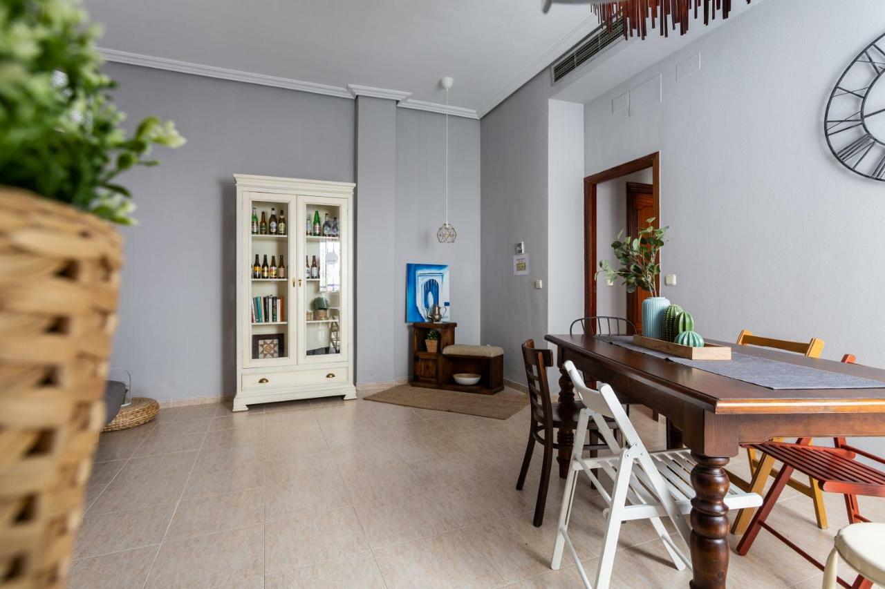Serva La Bari Shared Apartment Siviglia Esterno foto