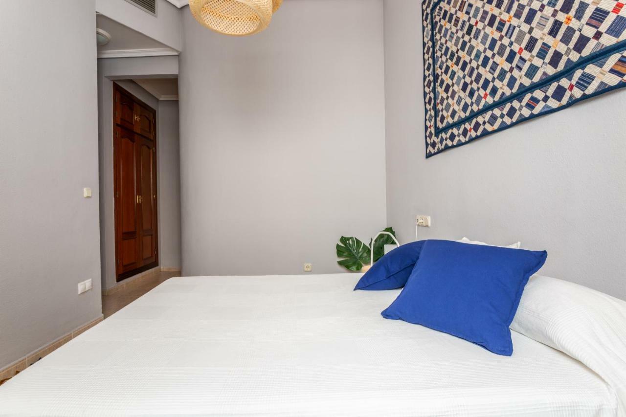 Serva La Bari Shared Apartment Siviglia Esterno foto