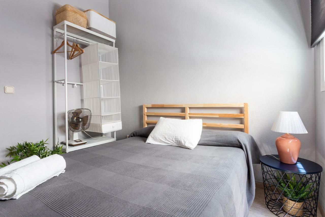Serva La Bari Shared Apartment Siviglia Esterno foto