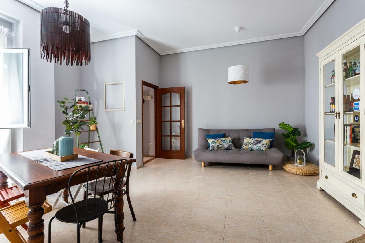 Serva La Bari Shared Apartment Siviglia Esterno foto